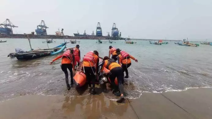 basarnas cilacap lakukan pencarian terhadap seorang nelayan pencari ubur ubur di perairan bunton