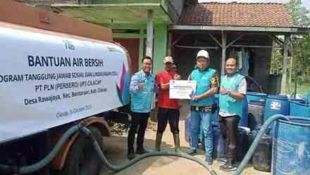 PLN Cilacap Beri Bantuan Air Bersih di Desa Rawajaya