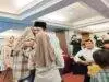 Priyo Anggoro menyerahkan buku pada ketiga Putra Putrinya saat Launching di Hotel @Hom Cilacap