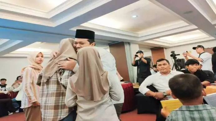 Priyo Anggoro menyerahkan buku pada ketiga Putra Putrinya saat Launching di Hotel @Hom Cilacap