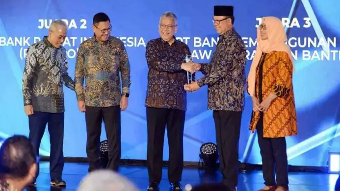 naik kelas bjbr juara ara 2022 kategori perusahaan go publik keuangan