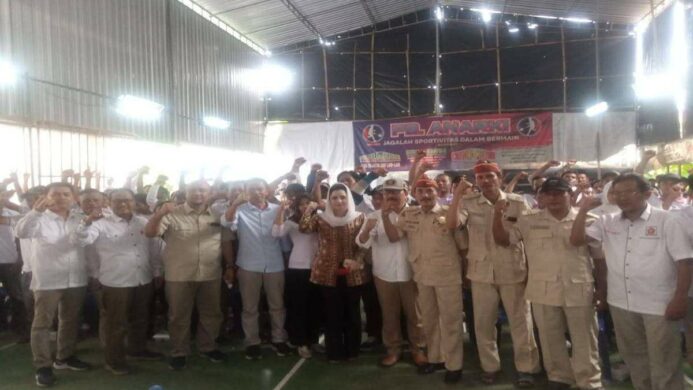 Hj. Novita Wijayanti saat sesi foto bersama bersama para pengurus Partai Gerindra Kecamatan Bantarsari