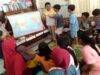 rumah baca mahardhika ajarkan siswa tentang peta dunia