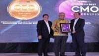 Mampu Jaga Pertumbuhan Bisnis, Direksi bank bjb Raih Best CMO Award 2023