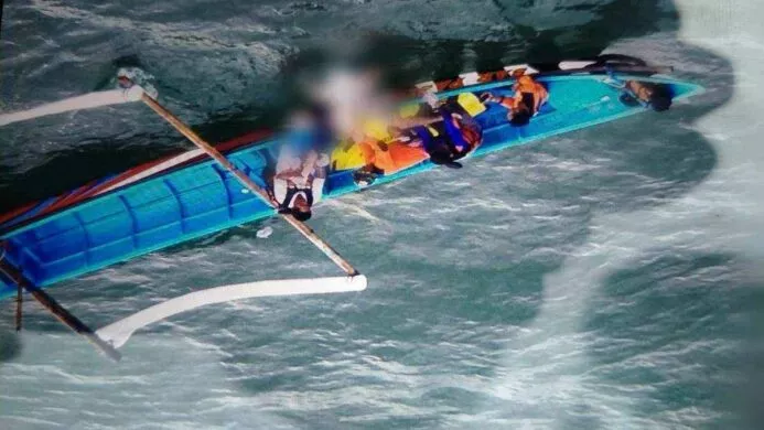 Tim SAR Gabungan melakukan proses evakuasi jasad korban pencari kerang di pantai karangbolong