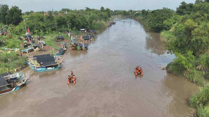 Tim SAR Gabungan tengah melakukan proses pencarian korban tenggelam di Sungai Pemali Brebes