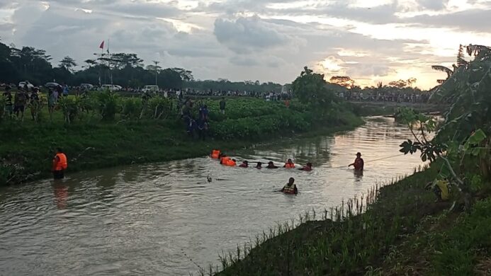 proses pencarian korban tenggelam di Sungai Banteran Kesugihan Cilacap