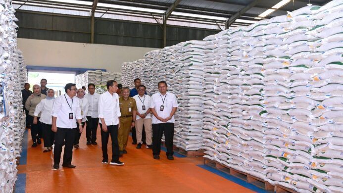 Dihadiri Presiden RI, Pos Indonesia Salurkan 971 Ton Bantuan Beras di Salatiga dan Temanggung