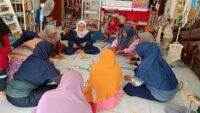 Perempuan Berdaya Geliatkan UMKM Kriya di Kedungreja