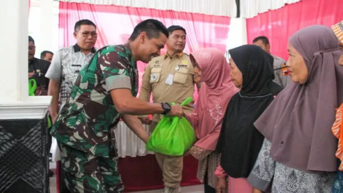 Dandim 0703 Cilacap berikan paket sembako di Majenang