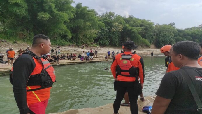 Tim Sar Gabungan saat melakukan proses pencarian dan evakuasi korban tenggelam di sungai Bogowonto