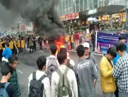 Kritik Rezim Jokowi, Ratusan Mahasiswa Bakar Ban