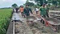 Balap Angkong Warnai TMMD Sengkuyung di Kalikudi Adipala