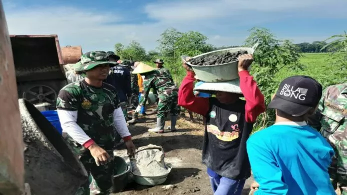 Warga Kalikudi Membara dalam Semangat Pengecoran Rabat Beton
