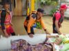 Tim SAR Lakukan Evakuasi Terhadap Lansia yang terdampak Banjir di Brebes