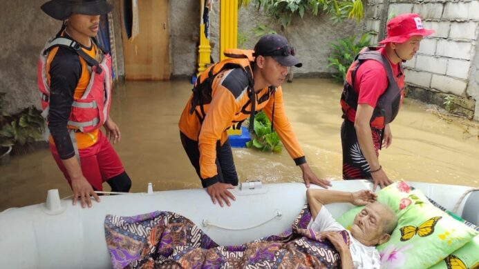 Tim SAR Lakukan Evakuasi Terhadap Lansia yang terdampak Banjir di Brebes