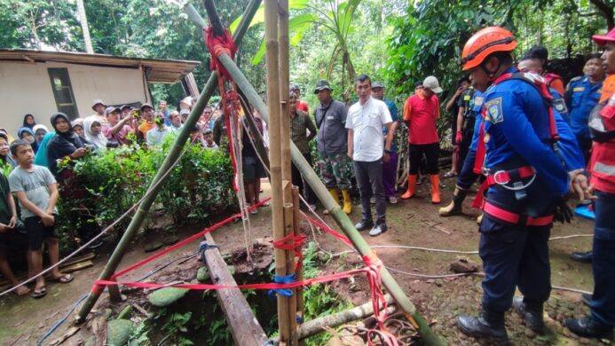 proses evakuasi di lokasi seorang lansia terjatuh ke dalam sumur di Purbalingga