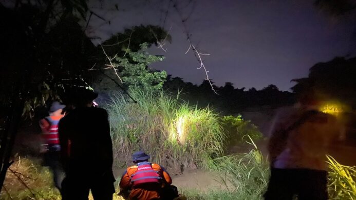 Tim Sar Gabungan lakukan pencarian ketiga korban yang diduga tenggelam di sungai Cisanggarung Brebes