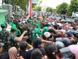 Ratusan Orang Antri di Depan Makodim 0703 Cilacap untuk Memperoleh Takjil