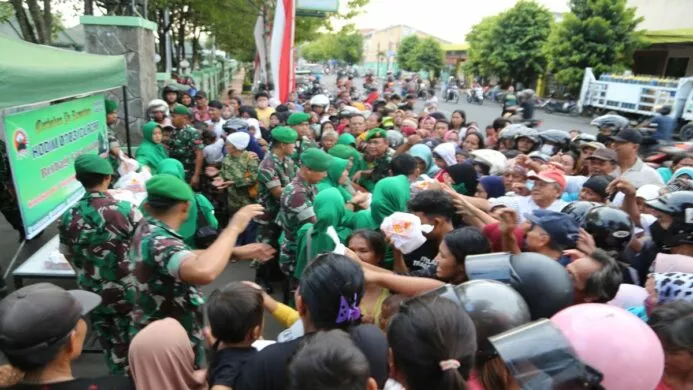 ratusan orang padati area depan Makodim 0703 Cilacap untuk mendapatkan hidangan berbuka puasa