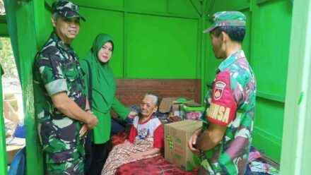 Kapten Inf Jurizal Berikan Bingkisan Lebaran Kepada Para Janda Kurang Mampu