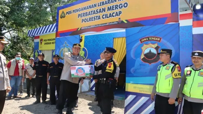kapolresta cilacap saat pantau langsung kegiatan pengamanan arus mudik lebaran 2024 di Dayeuhluhur