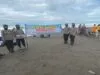 polwan polres kebumen halau wisatawan untuk tidak mandi di laut