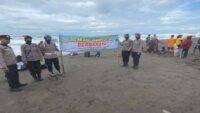 Bahaya! Polwan Polres Kebumen Halau Wisatawan untuk Tidak Mandi di Laut