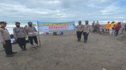 Bahaya! Polwan Polres Kebumen Halau Wisatawan untuk Tidak Mandi di Laut