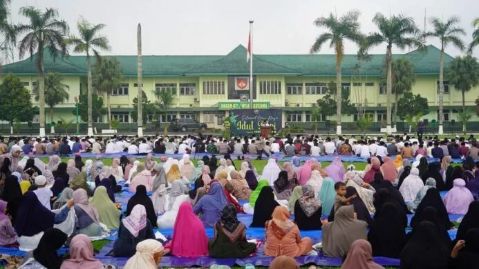 sholat idul fitri di lapangan makorem 071 wijayakusuma simbol kerukunan antar umat beragama dalam fkub