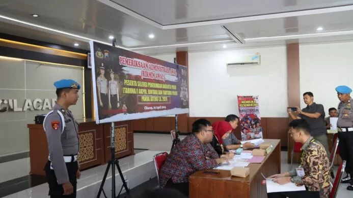 polresta cilacap ramai didatangi peserta pendaftaran polri guna melengkapi administrasi