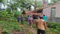 Babinsa Koramil Cimanggu Sigap Bantu Evakuasi dan Bersihkan Puing Rumah Ambruk