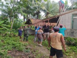 Babinsa Koramil Cimanggu Sigap Bantu Evakuasi dan Bersihkan Puing Rumah Ambruk