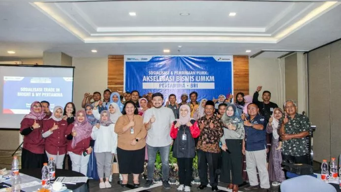 Foto bersama Pertamina, BRI, dan peserta sosialisasi program Pendanaan Usaha Mikro Kecil (PUMK) di Kebumen