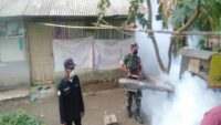 Cegah Dini DBD Babinsa Kesugihan Bersama Dinas Terkait Melaksanakan Fogging