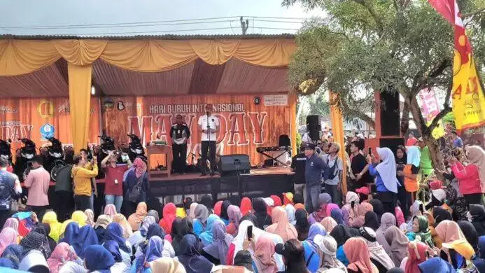 Aksi Damai Buruh di Banyumas Peringati Mayday di Halaman Kantor Dinnakerkop UKM Kabupaten Banyumas Rabu 1 Mei 2024