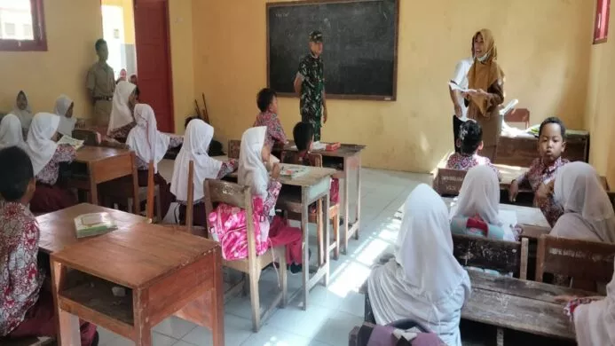 babinsa koramil cimanggu komsos dengan para guru