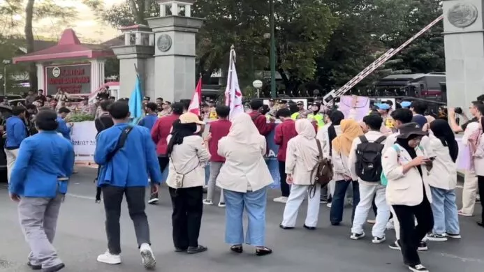 Peringati hardiknas dan mayday puluhan mahasiswa gelar unjuk rasa di Alun alun Purwokerto Jumat 3 Mei 2024