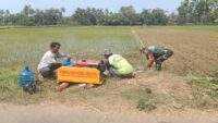 Atasi Kendala Petani, Babinsa Nusawungu Bantu Petani Mengairi Sawah