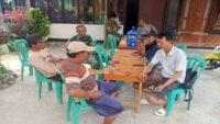 Disela Istirahat, Satgas TMMD Kodim Cilacap Berbincang-Bincang Bersama Warga
