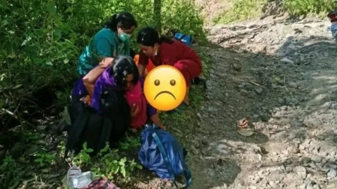 seorang ibu di Tana Toraja Sulawesi Selatan melahirkan di jalan