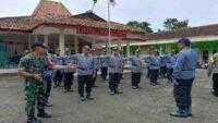 Babinsa Koramil Nusawungu Berikan Pelatihan Satlinmas
