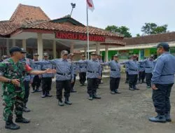 Babinsa Koramil Nusawungu Berikan Pelatihan Satlinmas