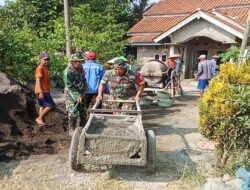 Babinsa Koramil Kawunganten dan Warga Guyub Rukun Bersama-sama Membangun Desa