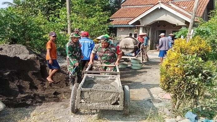 babinsa koramil kawunganten dan warga guyub rukun bersama sama membangun desa