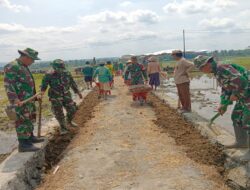 Gotong Royong Satgas TMMD Kodim Cilacap dan Masyarakat Mewujudkan Jalan Usaha Tani