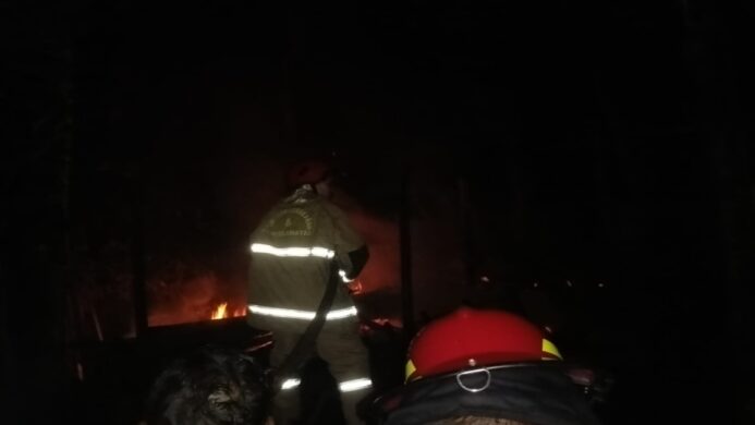 petugas Damkar Cilacap tengah melakukan upaya pemadaman api
