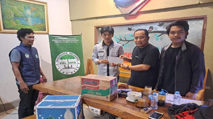 kklr sulsel terima donasi dari 2 organisasi mahasiswa unhas akan disalurkan untuk korban banjir di lutra