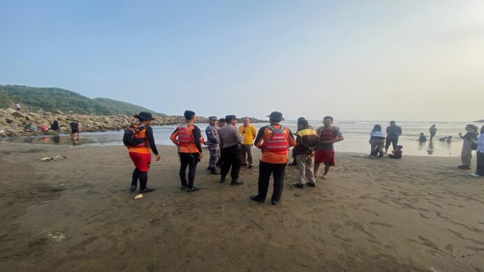 tim sar gabungan tengah melakukan upaya pencarian terhadap remaja asal Pekuncen Banyumas di Pantai Jetis