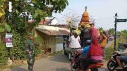Babinsa Koramil Adipala Melaksanakan Pengamanan Arak-Arakan Gunungan